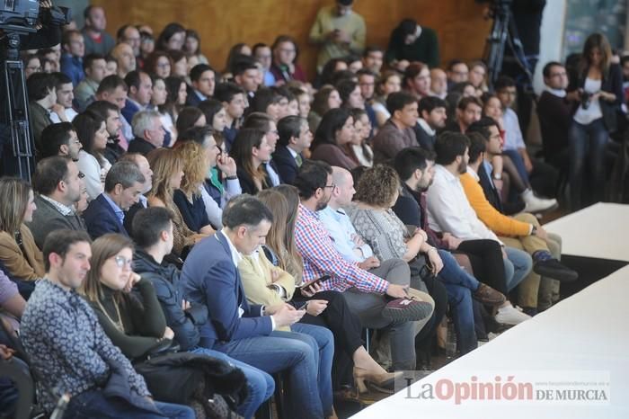 López Miras se codea con los jóvenes