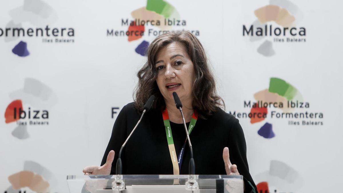 La presidenta de Baleares, Francina Armengol, ofrece una rueda de prensa durante la inauguración de la 42ª edición de la Feria Internacional del Turismo, Fitur 2022, en Ifema Madrid, a 19 de enero de 2022, en Madrid (España).