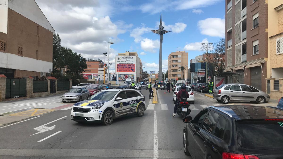 Agentes de la Policía Local de Manises, en otra intervención en el municipio.