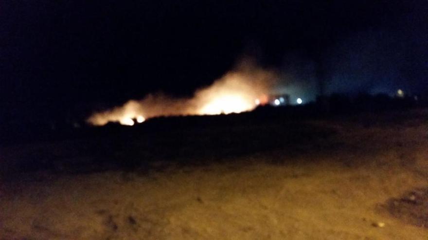 Un nuevo incendio asola 'Las Polveras', muy próximo al casco urbano de Cieza