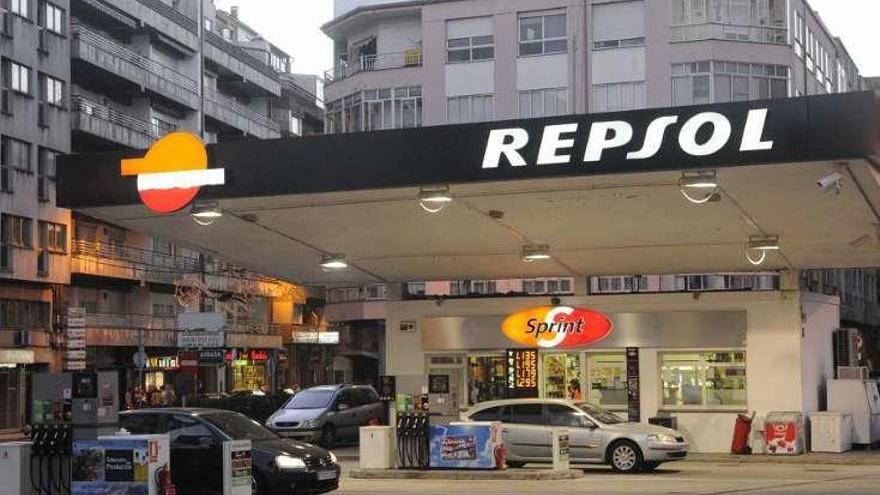 Gasolinera de Repsol en Vilagarcía. // Noe Parga