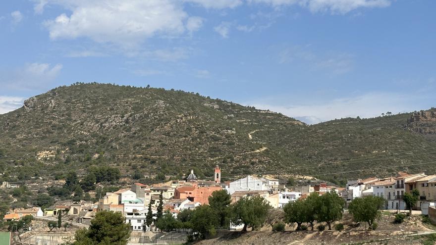 Losa del Obispo, la puerta de la Serranía