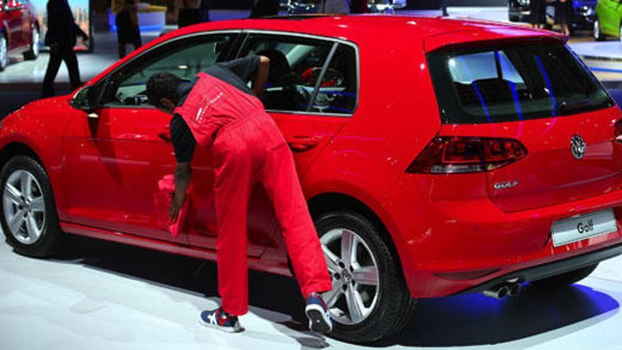 Un empleado revisa un Volkswagen Golf.