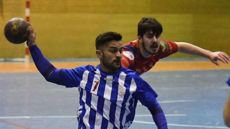 Víctor Couceiro, presionado por un rival en un partido en San Francisco Javier.