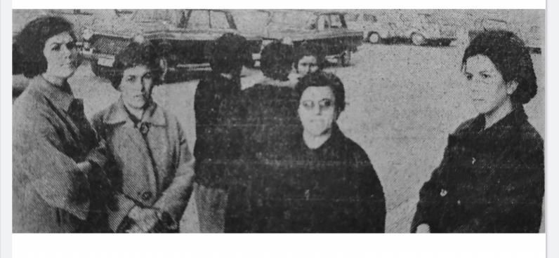 Les muyeres de los mineros a la puerta del hospital d'Uviéu.