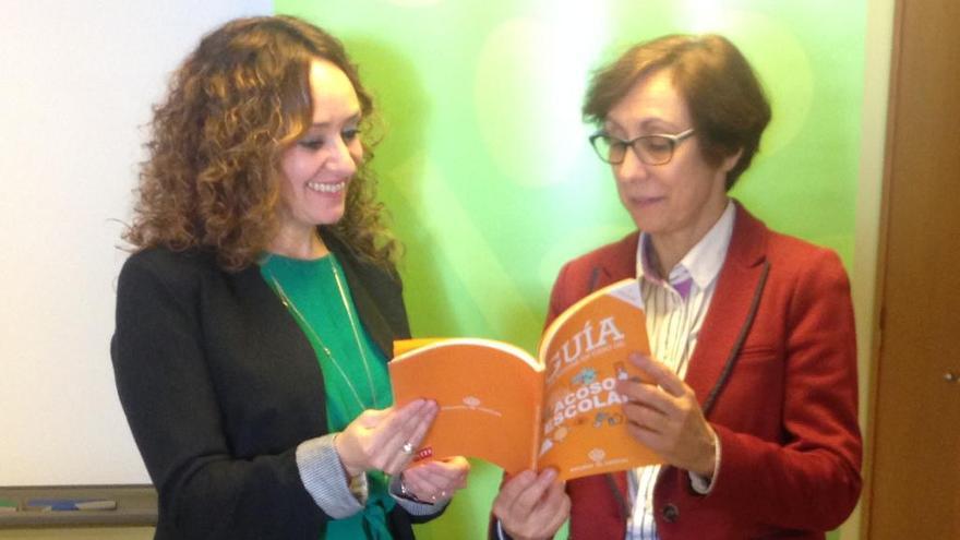 Eva Díaz y Vicenta Rodríguez, con el manual contra el acoso escolar.