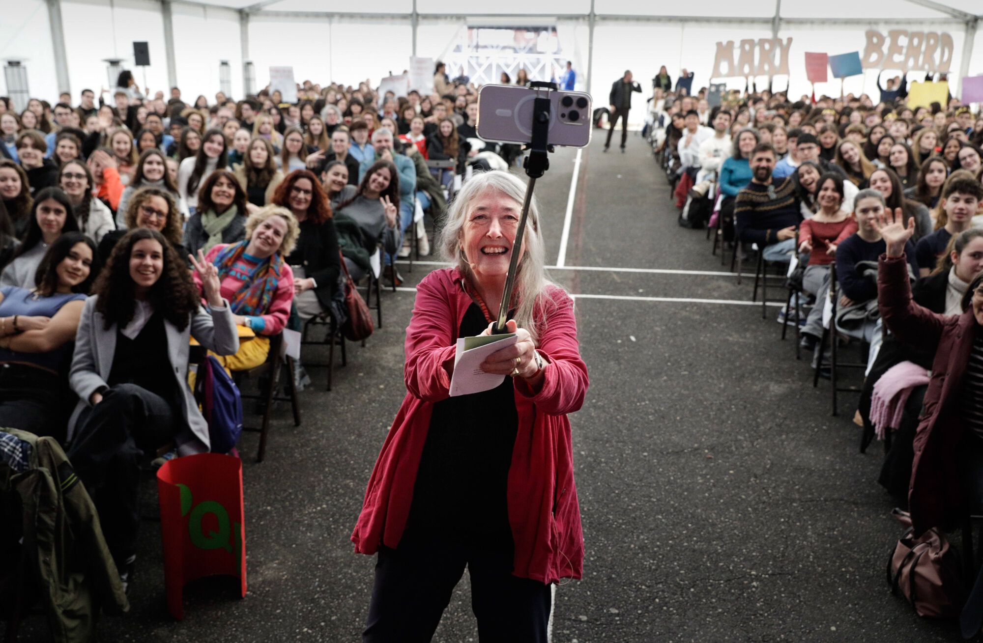 EN IMÁGENES: La "amazona" Mary Beard fascinada en su encuentro con estudiantes en Gijón: "A Nerón le habrían encantado las redes sociales"