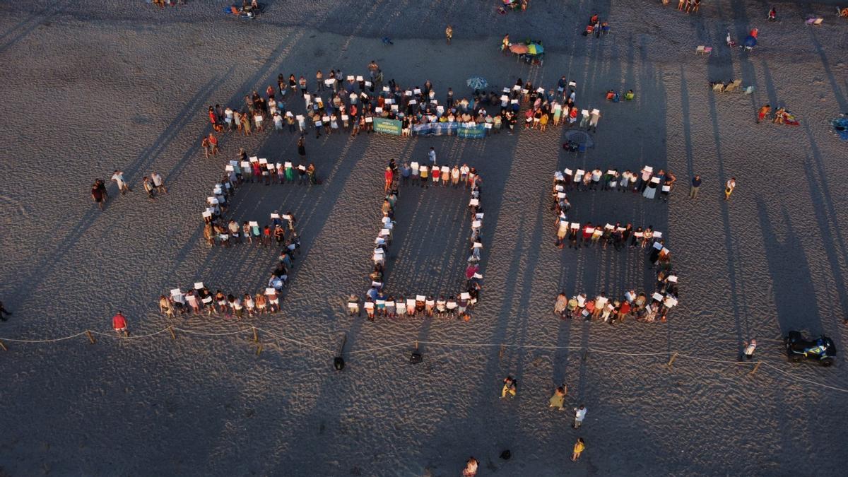 Manifestación de afectados entre las playas de Canet y de Sagunt.