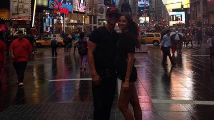 Irina y Cristiano posan en Times Square.