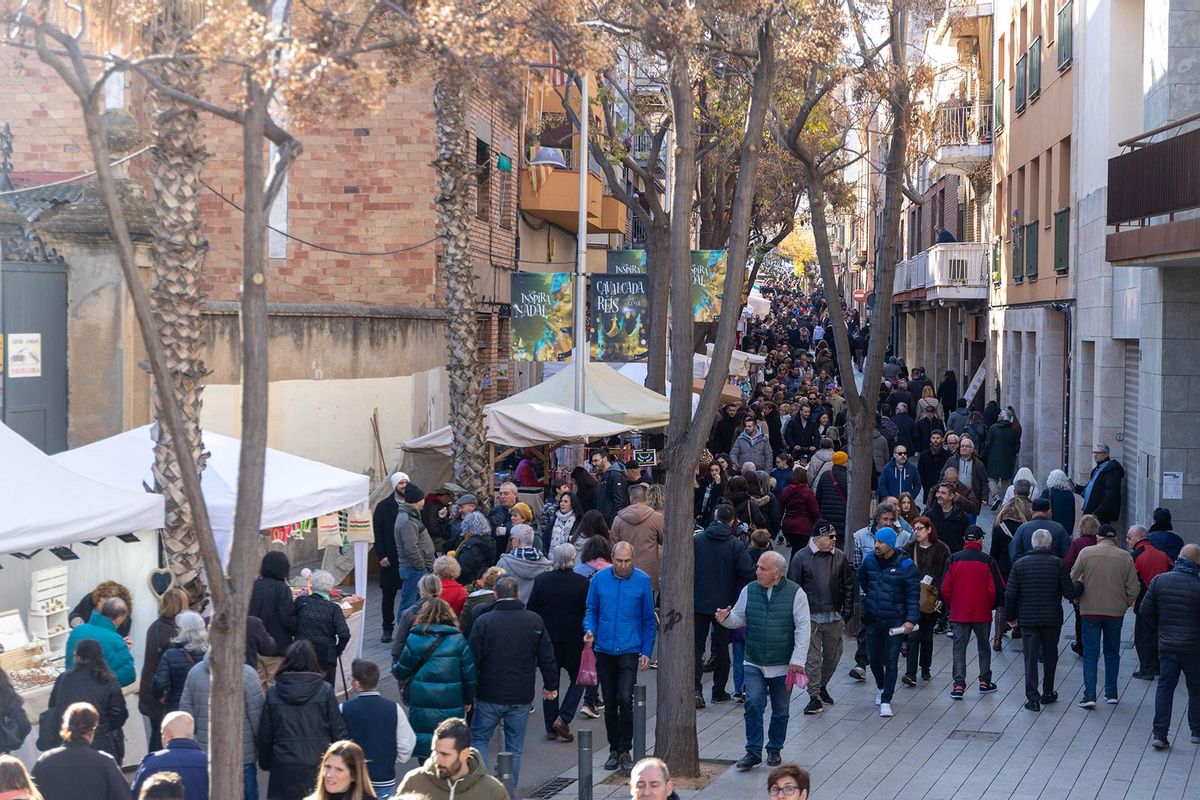 Una imagen de archivo de personas en la calle durante la Feria de la Puríssima de Sant Boi de Llobregat.