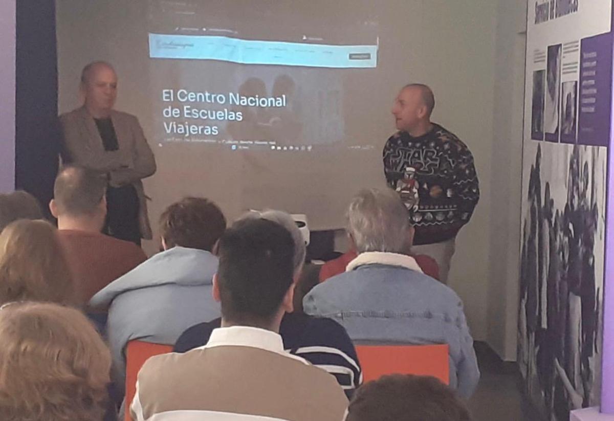 Santos Jorna, con el alcalde de Navas del Madroño presenta el proyecto de Embajadores de Escuelas Viajeras.
