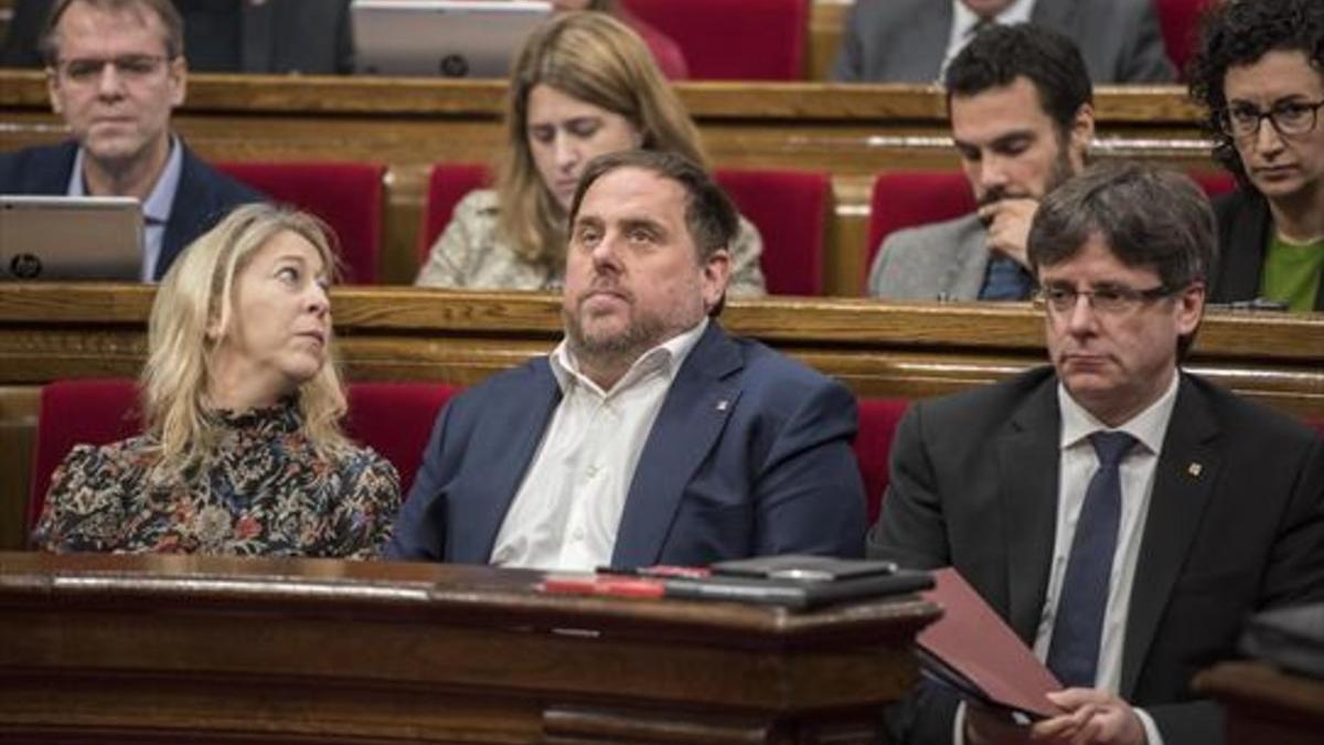 Oriol Junqueras y Carles Puigdemont, ayer, en el pleno del Parlament.