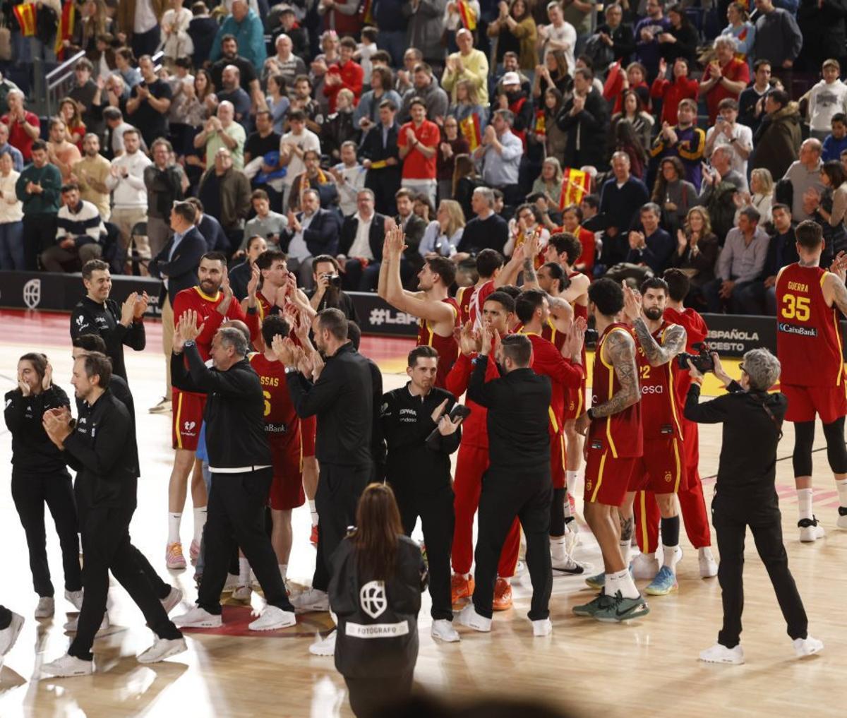 La selección española aplaude al público a la conclusión del partido. | LUISMA MURIAS