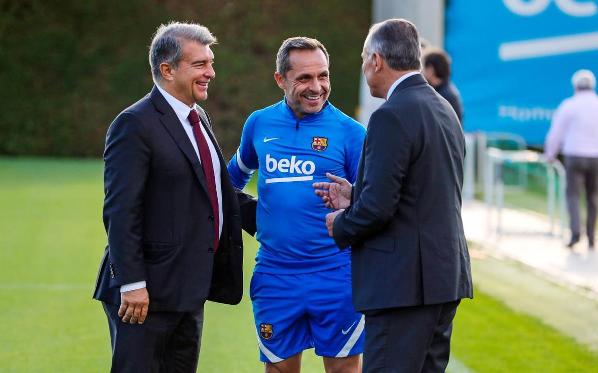 Laporta y Yuste charlan con Sergi Barjuan en su primer día de trabajo como técnico interino.