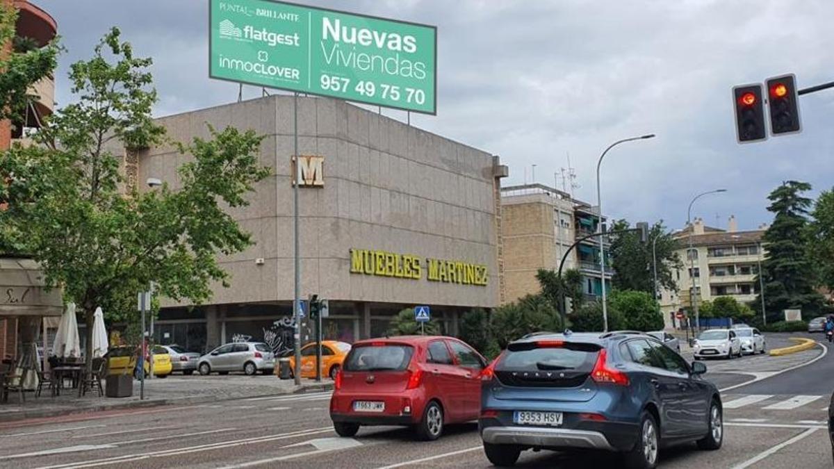 Edificio de Muebles Martínez, en la esquina de Doña Berenguela con la avenida del Brillante.