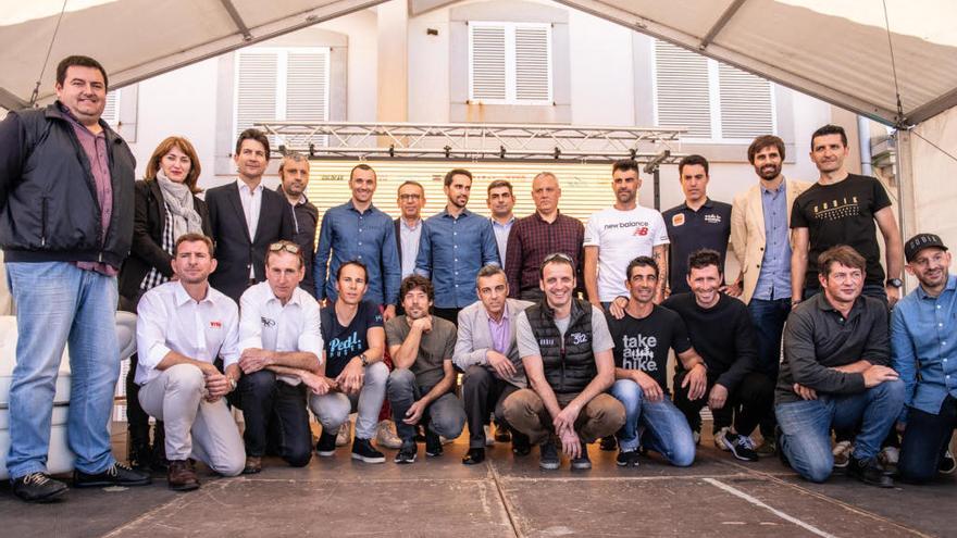 Foto de familia de los presentes al acto de la presentación de esta mañana en Muro.