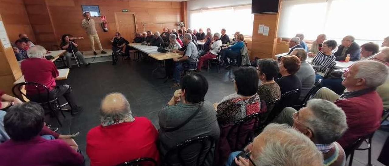 La asamblea vecinal celebrada el pasado sábado en el local de jubilados de Meira. // Santos Álvarez