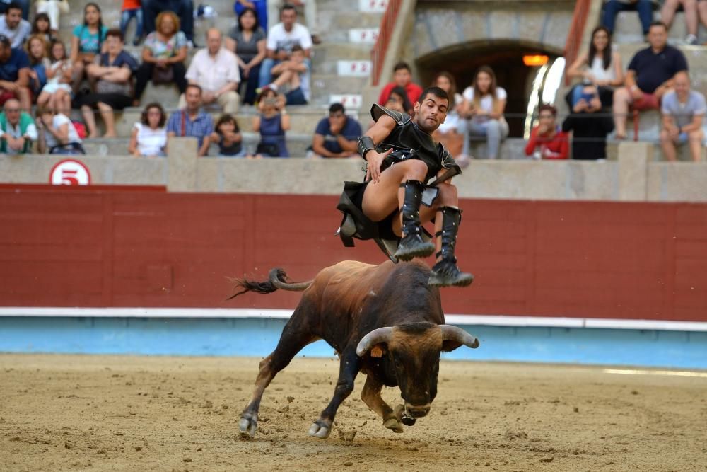 Los recortadores dan paso a la primera tarde de toros con Ferrera, "El Juli" y Roca Rey.