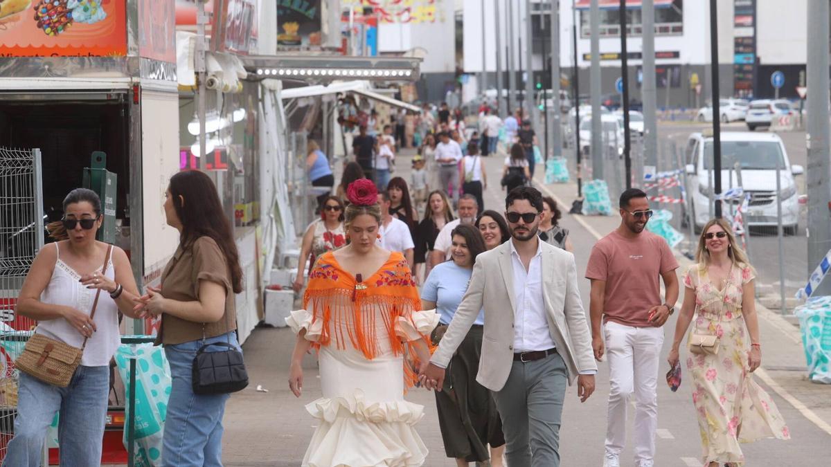 Acceso peatonal a la Feria de Córdoba, junto a las paradas de taxis y de autobuses.
