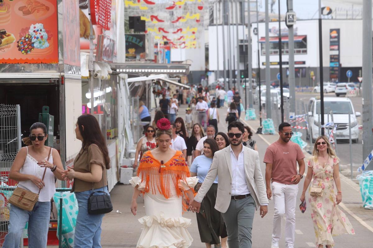 A.J.González Córdoba Domingo de Feria en el Arenal Feria de la Salud mayo Calle de acceso a la feria desde la parada de aucorsa y taxis