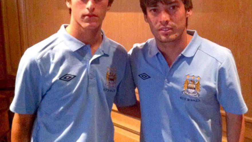 Denis Suárez posa junto a la estrella del City David Silva, dos joyas salidas de la cantera céltica.