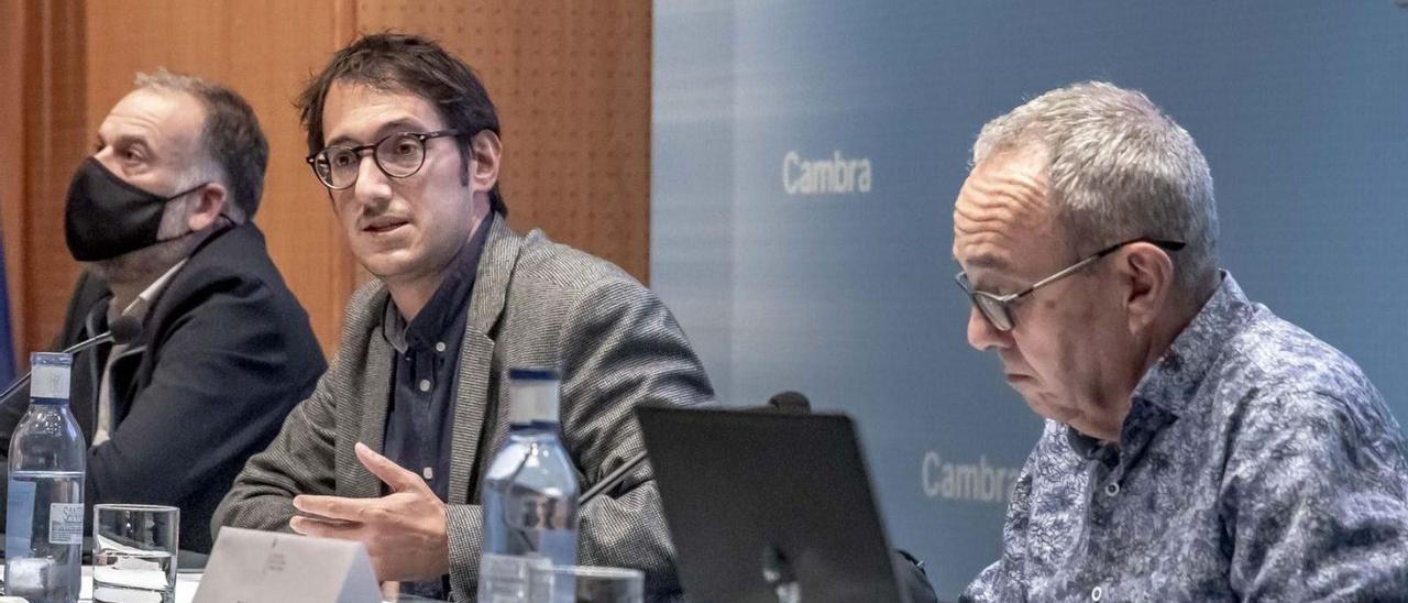 Iago Negueruela y Joan Cosbubiela participaron ayer en un acto en la Cámara de Comercio. | B.RAMON