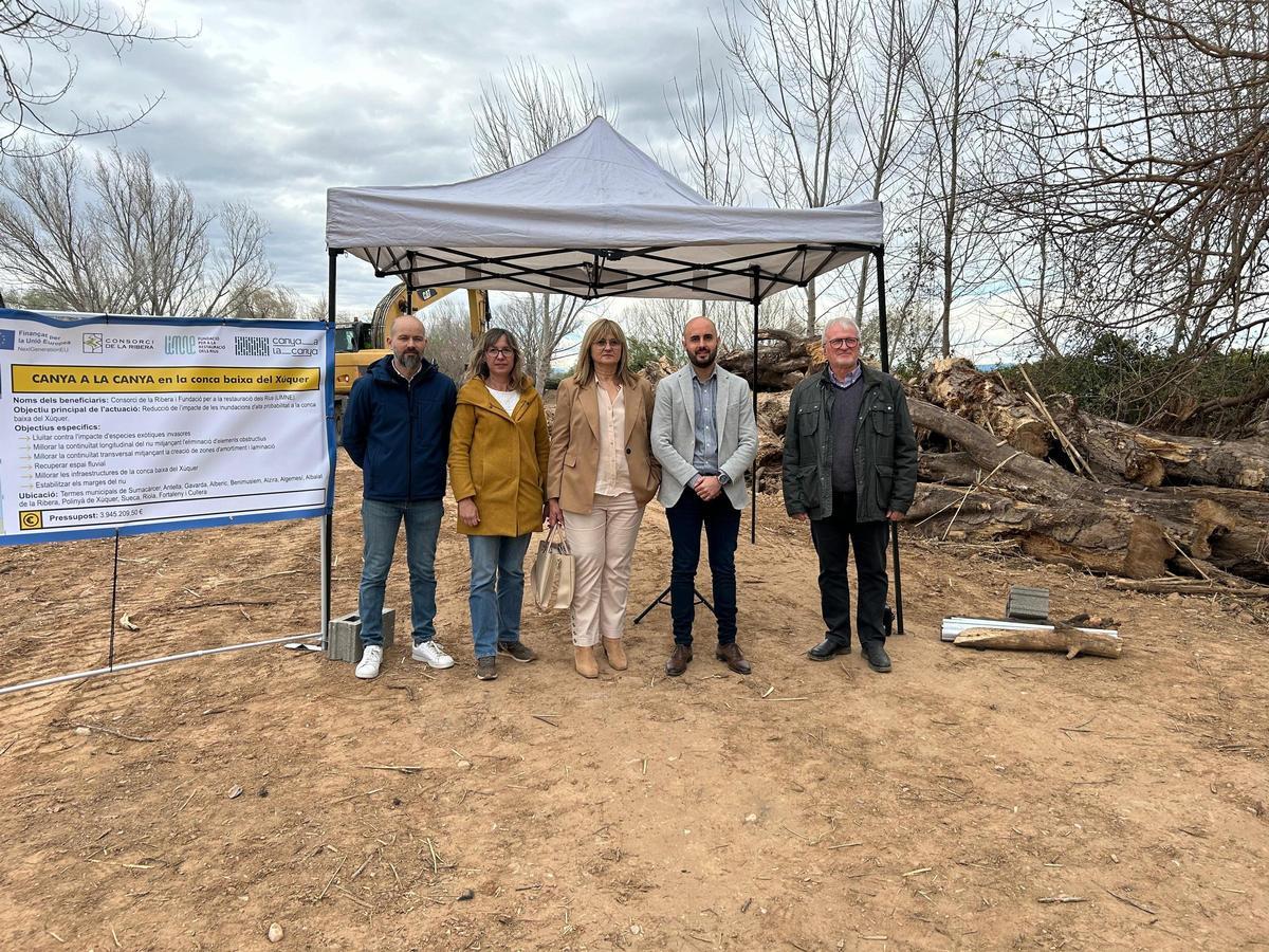 El alcalde y la presidenta de la Mancomunitat junto a la desembocadura