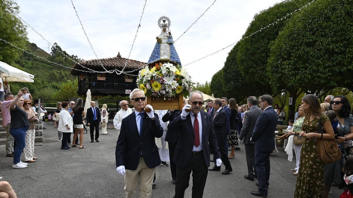 El Centro Asturiano de Oviedo vive un Día de Asturias multitudinario pese a la lluvia: "Nunca hubo tanta gente", dice el presidente