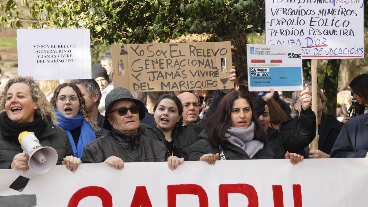 Manifestación en Santiago &quot;en defensa do mar&quot; y contra la gestión del vertido de pélets en Galicia.