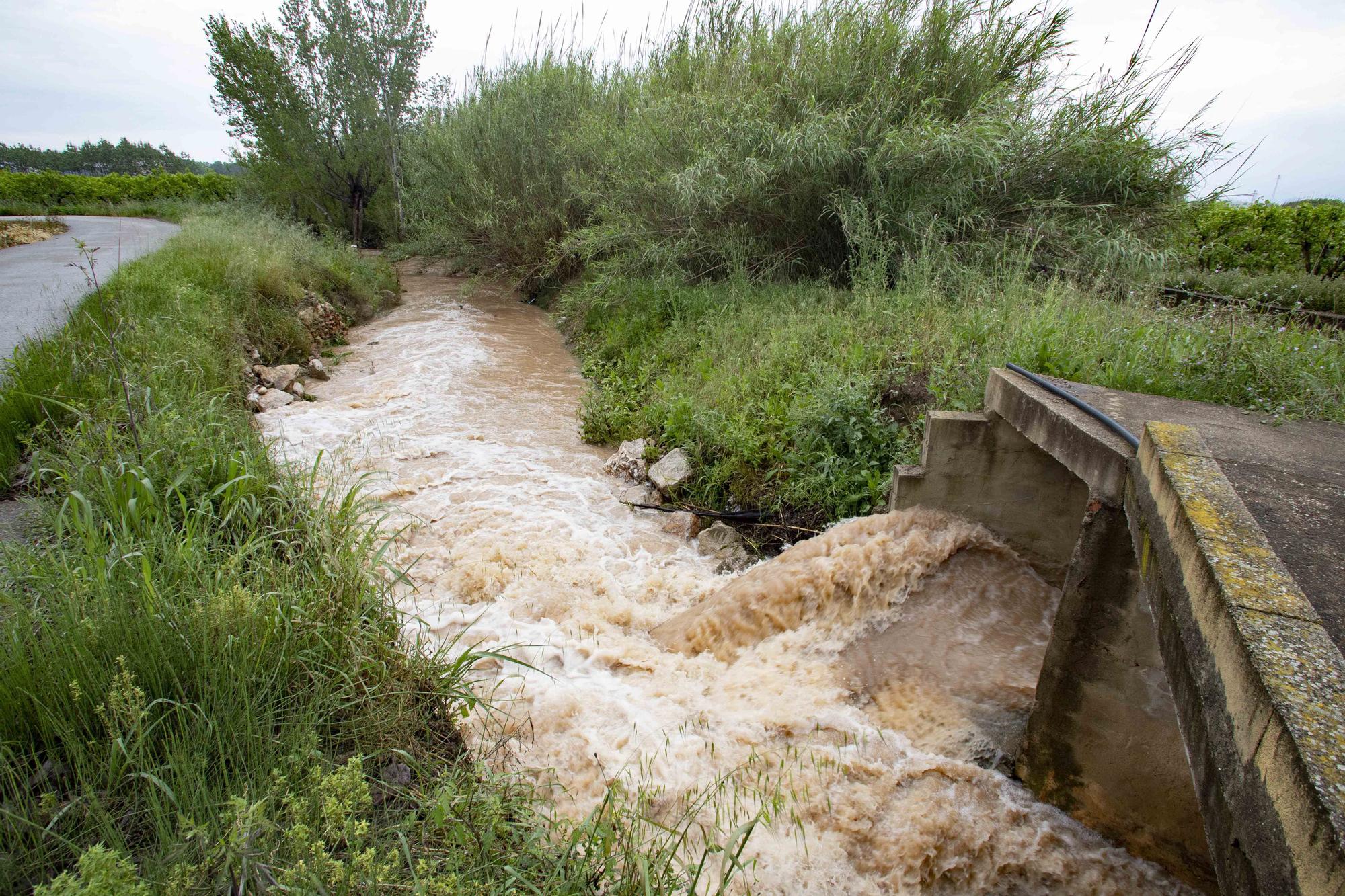 Las intensas precipitaciones han desbordado barrancos y cortado caminos en diferentes municipios de la comarca