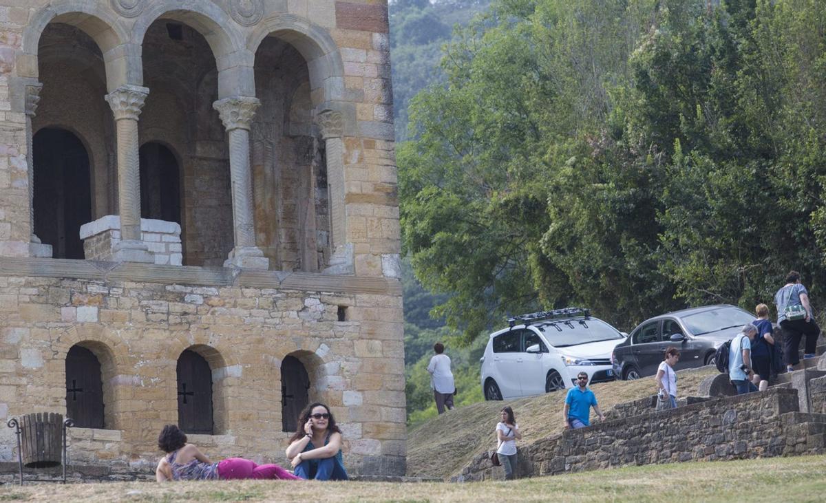 Coches aparcados junto a Santa María del Naranco, en una imagen de archivo.