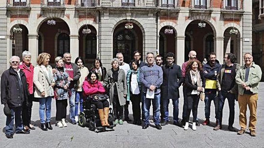 Los miembros de la candidatura de Izquierda Unida posan en la Plaza Mayor.