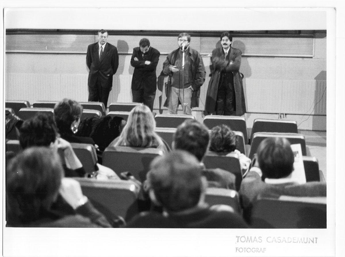 El Cinema Estudi Truffaut va ser inaugurat al cinema Modern de Girona el 31 de gener del 1992 amb la projecció de «Barton Fink» dels germans Coen; a la imatge, d’esquerra a dreta, l’empresari Enric Gratacòs, el regidor de cultura Joan Pluma, i els membres del Col·lectiu de Crítics Àngel Quintana i Guillem Terribas, presentant la iniciativa als assistents.