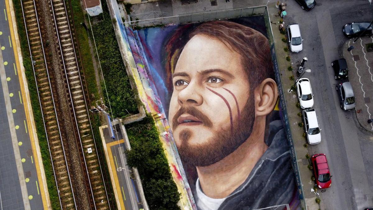 El artista callejero Jorit pinta un enorme retrato de Pablo Hasél en Nápoles