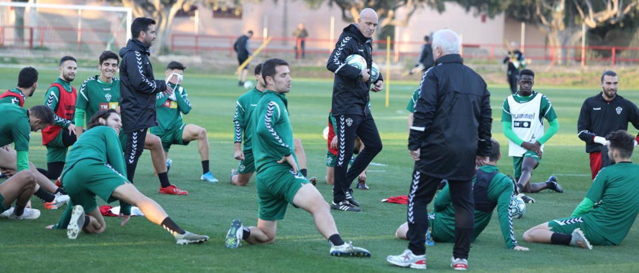 Los jugadores del Elche, ayer, en su vuelta a los entrenamientos.