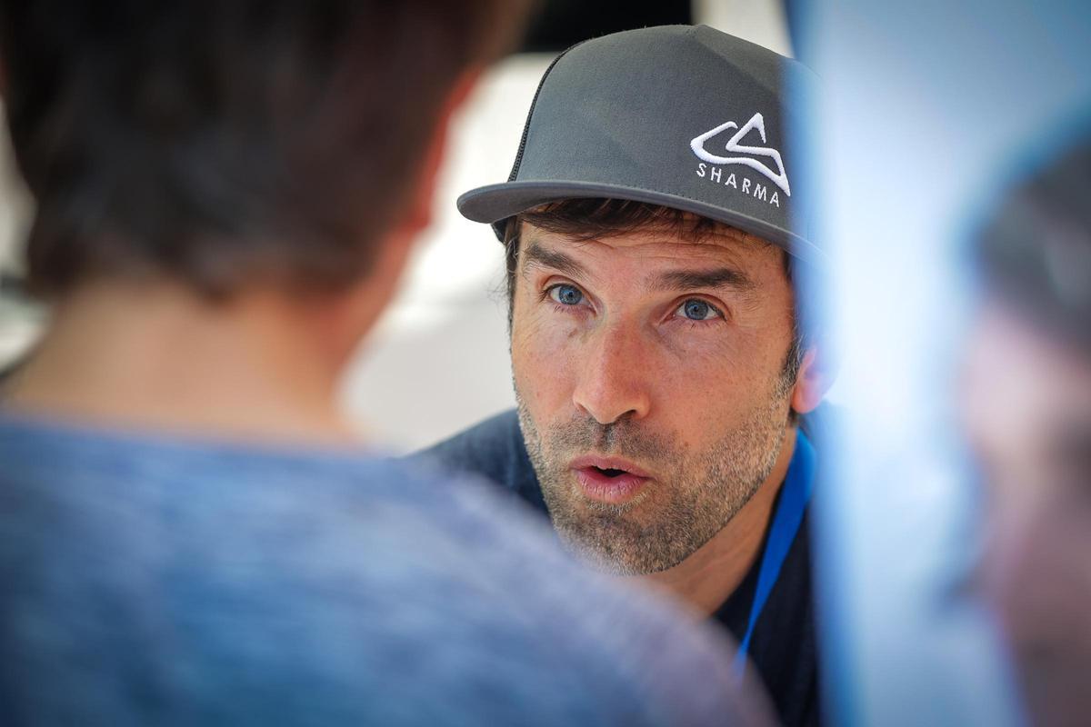 Chris Sharma atiende a un seguidor tras la semifinal. Chris Sharma atiende a un seguidor tras la semifinal.
