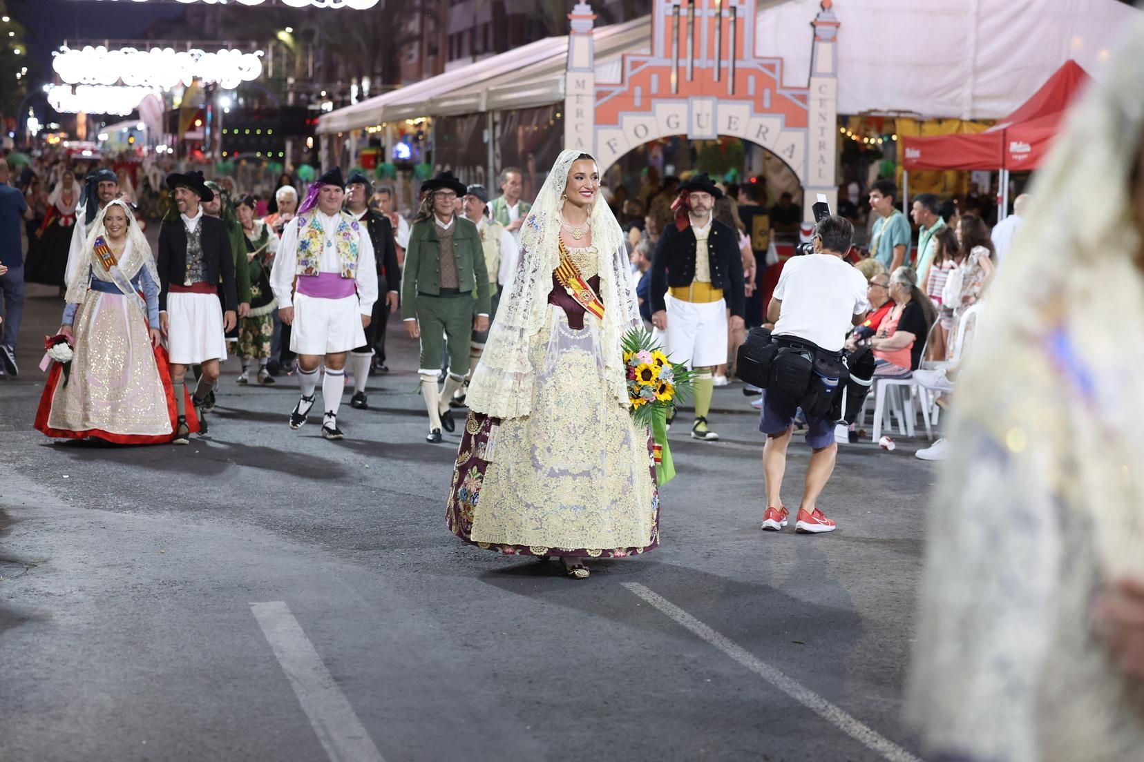 Berta y la corte completan la Ofrenda de Alicante