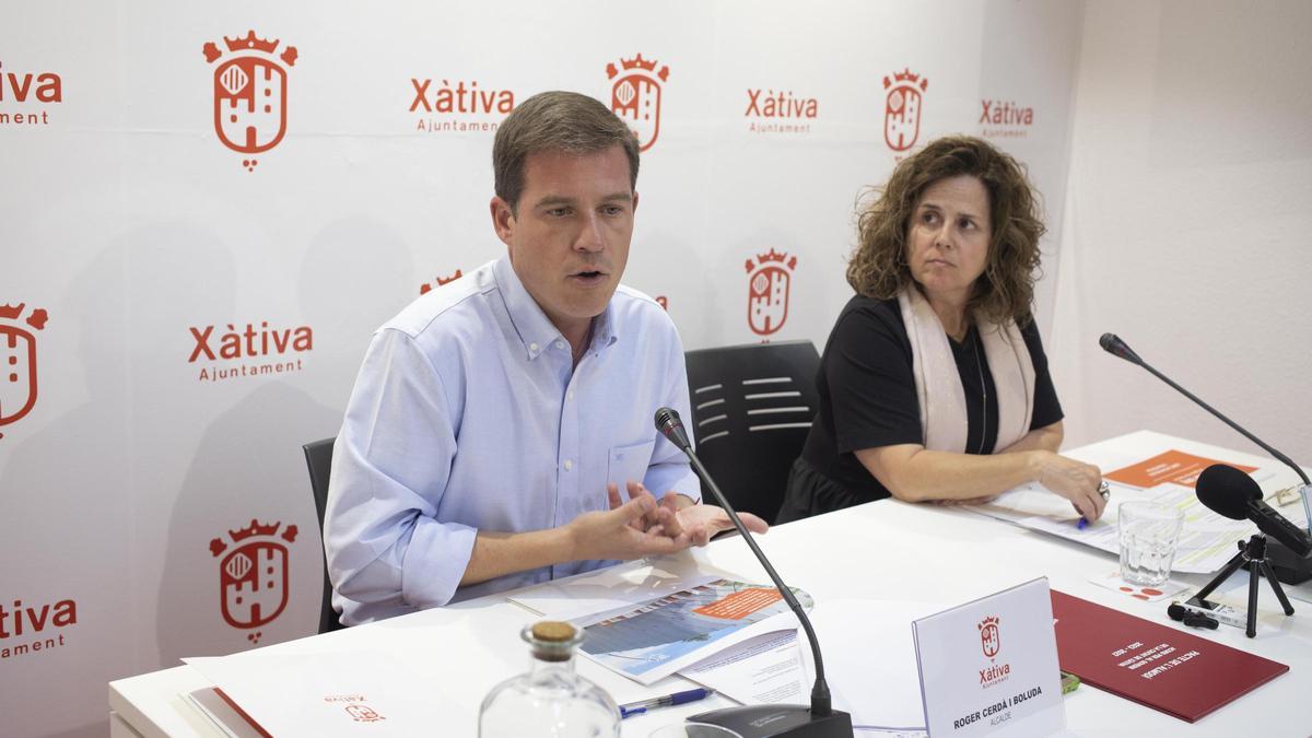 El alcalde de Xàtiva, Roger Cerdà, y la primera teniente de alcalde, Amor Amorós, repasan el primer año de legislatura