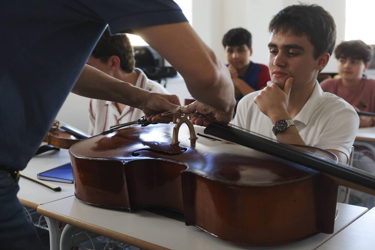 En imágenes: La última sesión del taller de luthería en el conservatorio de Avilés