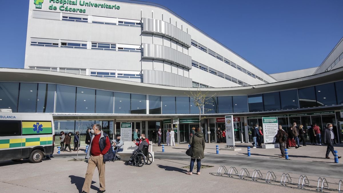 Imagen del Hospital Universitario de Cáceres, lugar donde se encuentra hospitalizada la mujer herida en el accidente.