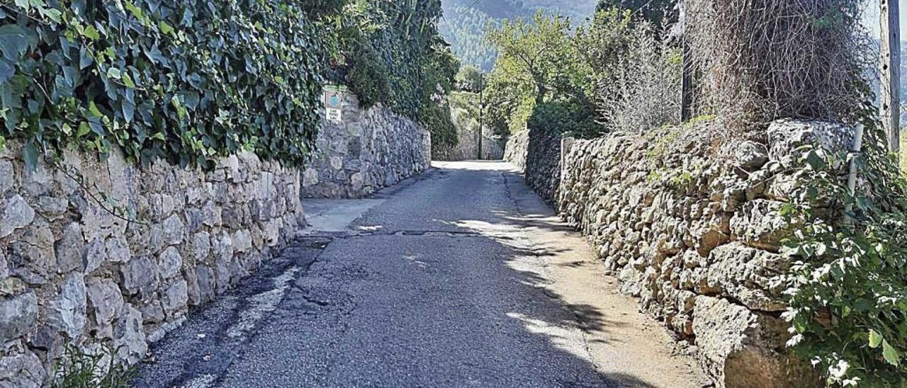 Fornalutx estudia la lÃ­nea divisoria entre su municipio y SÃ³ller a su paso por el camino de Cas PatrÃ³ Lau.