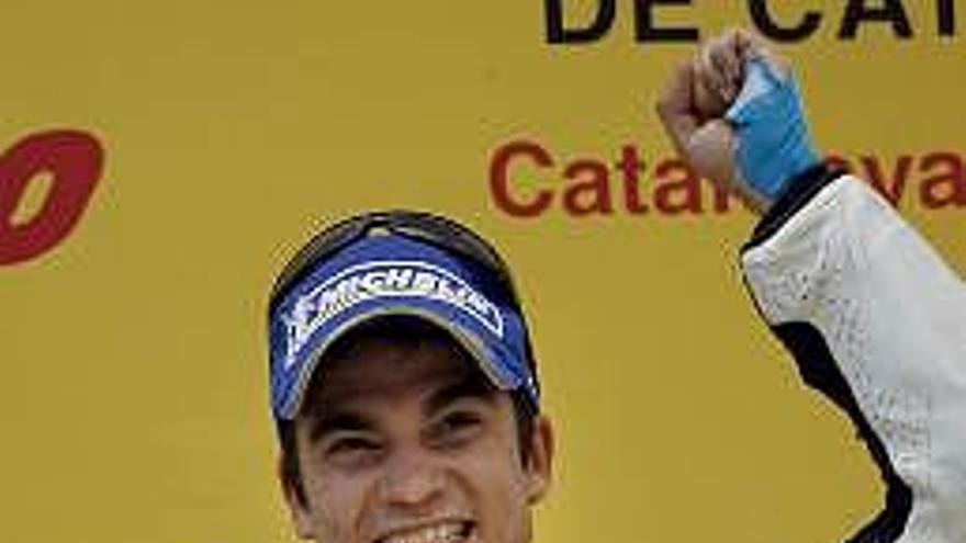 El piloto español de Honda Dani Pedrosa levanta el trofeo durante la ceremonia del podio, tras imponerse en la carrera de MotoGP del Gran Premio de Cataluña de motociclismo, que se ha disputado hoy en el circuito de Montmeló.
