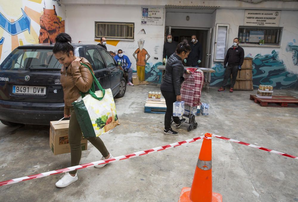 Más de 400 familias desfavorecidas han recibido alimentos de primera necesidad en los últimos días en distintos repartos que ha realizado la asociación de vecinos del barrio Miguel Hernández.