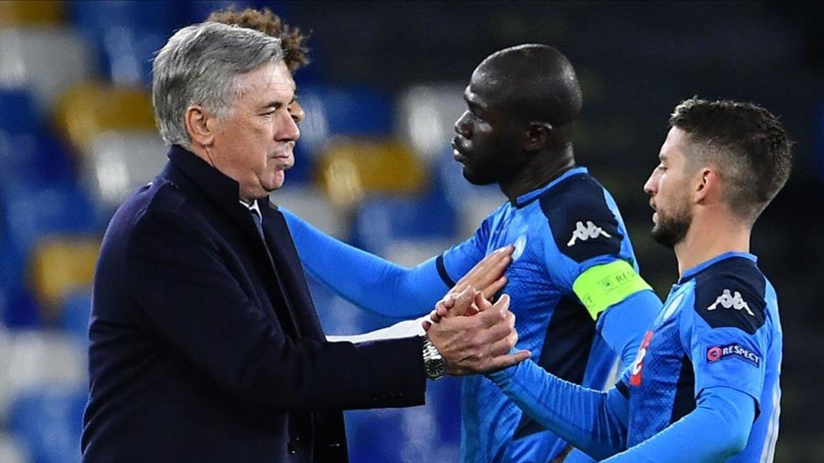 Los jugadores del Nápoles brindan su apoyo a Carlo Ancelotti tras golear al Genk