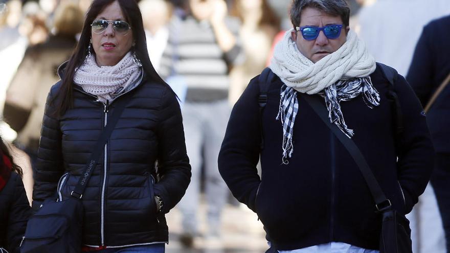 Una pareja pasea bien abrigada por Valencia.