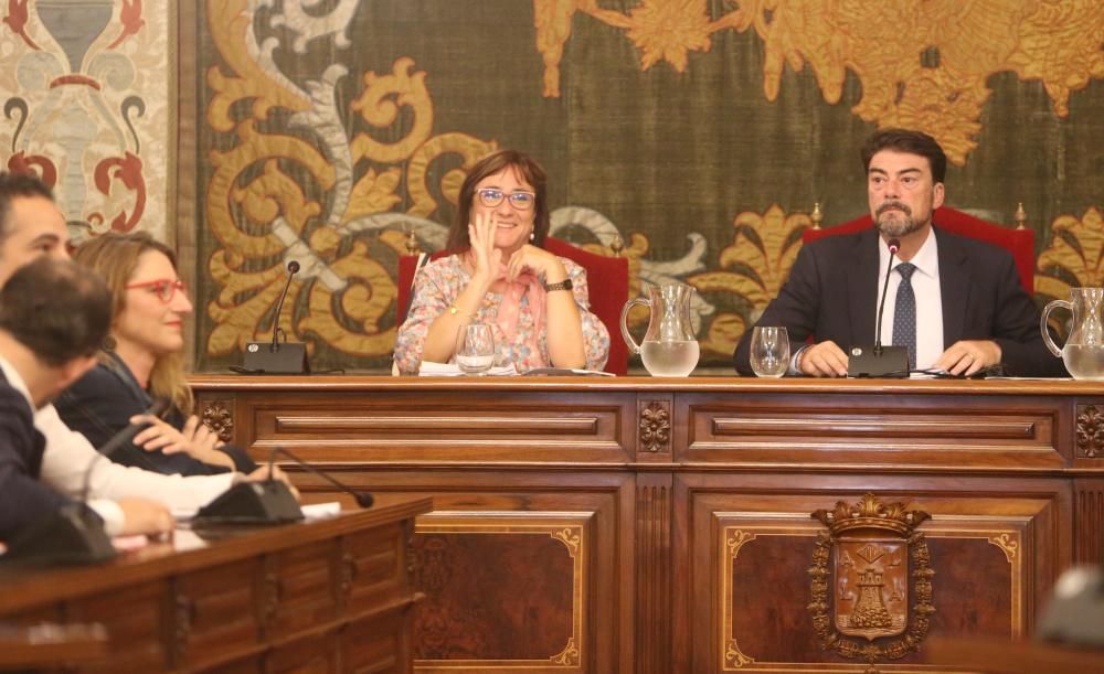 Los concejales del Ayuntamiento de Alicante 2015-2019 se despiden de forma cordial tras un último pleno que dura 15 segundos