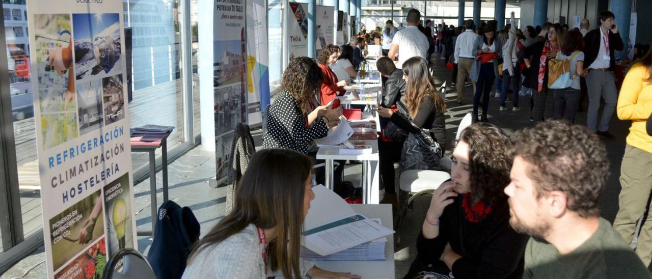 Jóvenes en una Feria de Empleo.