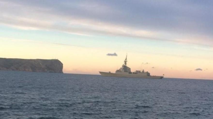 La fragata Almirante Juan de Borbón se refugia en la bahía de Xàbia