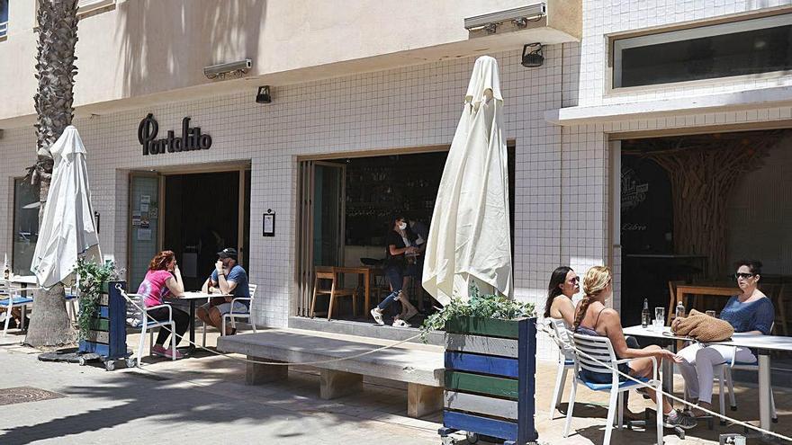 Terrazas de restaurantes en la Malvarrosa de València.