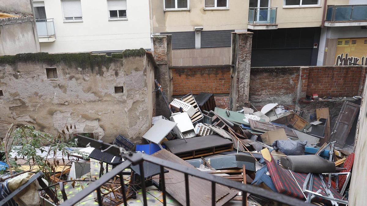 Imatge del solar de darrere l'edifici, resseguint el carrer Porvenir.